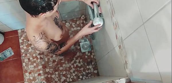  Vends-ta-culotte - Voyeur - Française Tatouée sous la Douche - Holly.Kinky